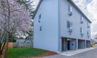 384 24th St NE in Salem, OR - Building Photo