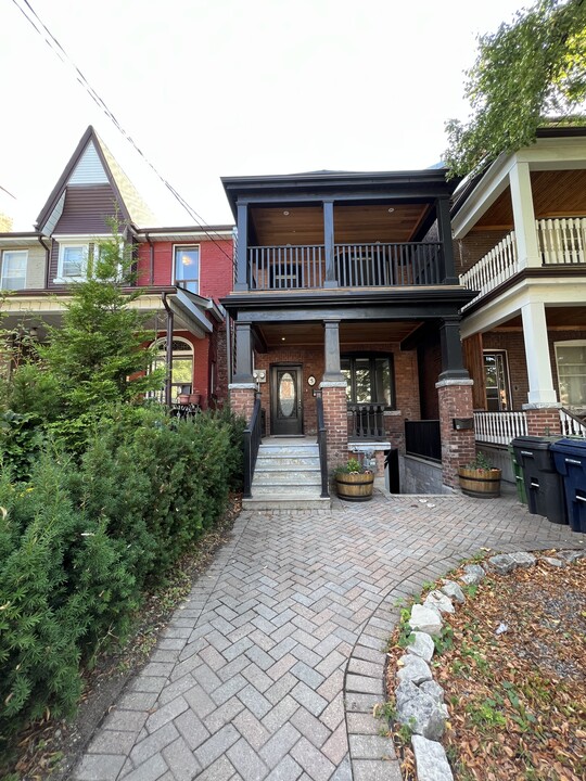 5 Montrose Ave in Toronto, ON - Building Photo