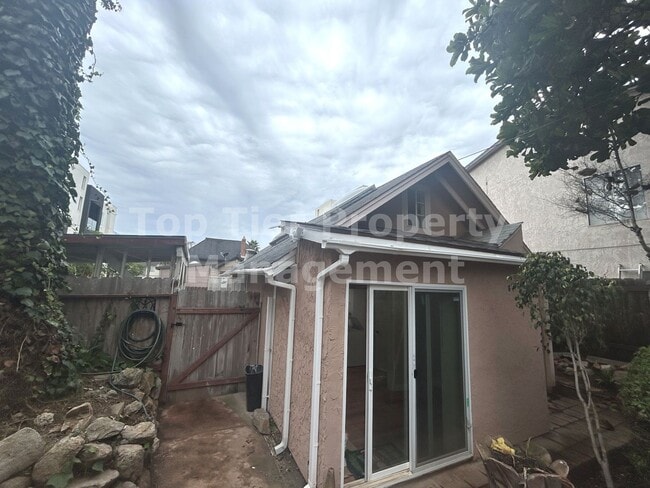 property at 515 1/2 S Tremont St