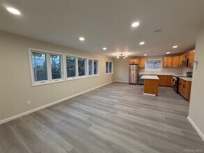 16 Cornwall Ln in Sands Point, NY - Building Photo - Building Photo