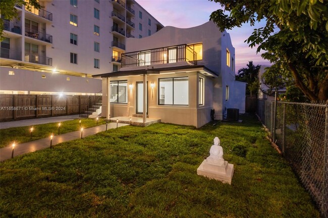 2222 SW 5th St-Unit -1 in Miami, FL - Foto de edificio - Building Photo