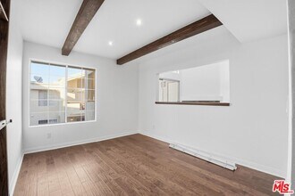 5530 Owensmouth Ave in Los Angeles, CA - Foto de edificio - Building Photo