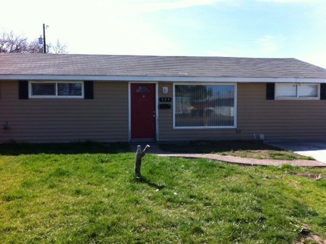 939 E Cherry Ave in Moses Lake, WA - Foto de edificio