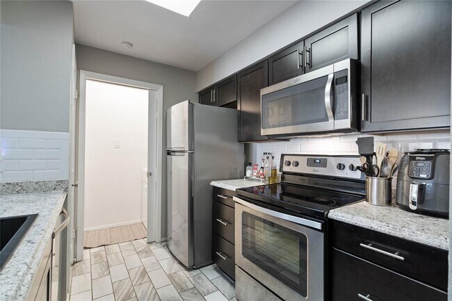 property at 807 W 25th St