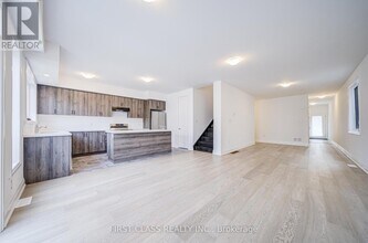 12 Barnyard Trl in Barrie, ON - Building Photo - Building Photo