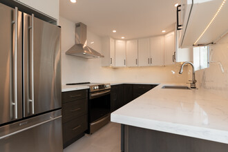 10242 32nd Ave SW, Unit A in Seattle, WA - Foto de edificio - Building Photo