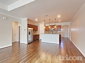 1002 Woodcrest Dr in Lancaster, TX - Foto de edificio - Building Photo