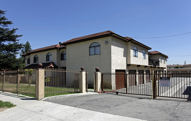 Chateaux Merrill in Fontana, CA - Foto de edificio - Building Photo