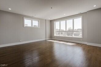 562 W 18th St in Chicago, IL - Building Photo - Building Photo