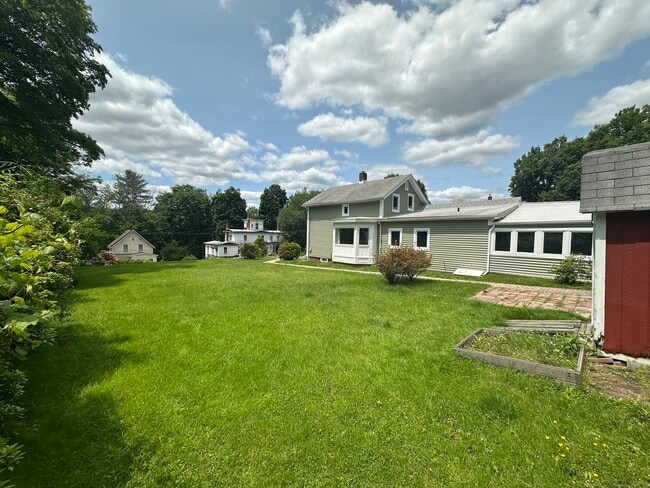 35 High St in Canton, CT - Building Photo - Building Photo