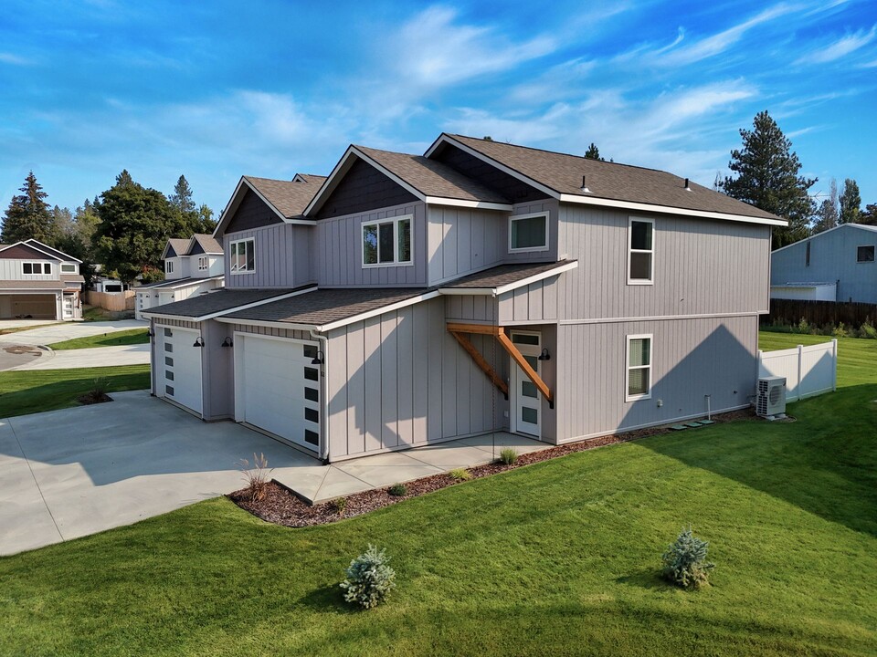 805 F St in Deer Park, WA - Foto de edificio