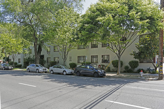 Dauger Manor in Sacramento, CA - Foto de edificio - Building Photo