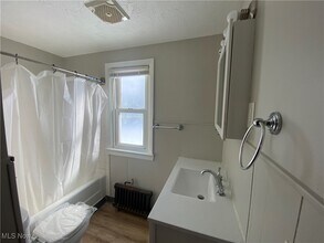 1376 E 187th St-Unit -2 in Cleveland, OH - Building Photo - Building Photo