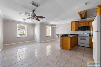 106 E Campeche St in South Padre Island, TX - Foto de edificio - Building Photo