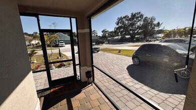 3869 SE Lee St in Stuart, FL - Building Photo - Building Photo