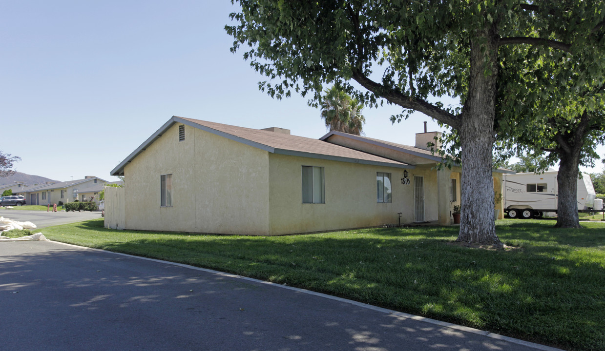 13647 3rd St in Yucaipa, CA - Foto de edificio