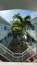 401 Collins Ave in Miami Beach, FL - Building Photo - Building Photo