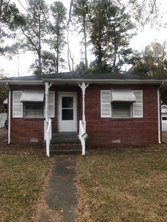 1010 W Washington Ave in Kinston, NC - Building Photo