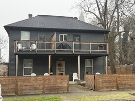 509 NW C St in Grants Pass, OR - Building Photo