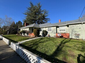 3505 NE Ainsworth St in Portland, OR - Building Photo - Building Photo