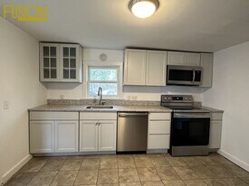 340 Manhattan Dr in Burlington, VT - Building Photo