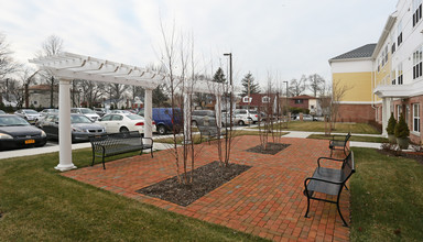 Cathedral Place in Westbury, NY - Foto de edificio - Building Photo