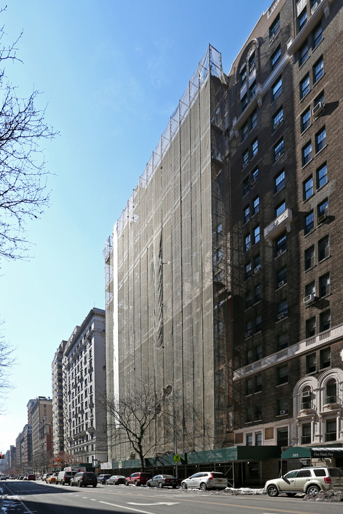 585 West End Ave in New York, NY - Building Photo