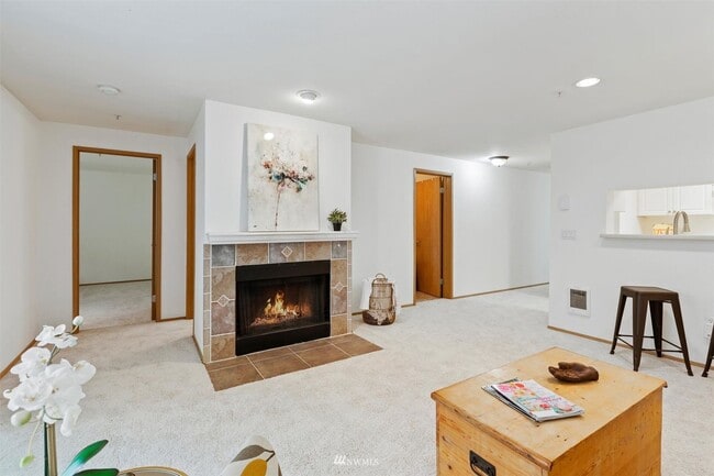 23335 Cedar Way, Unit B102 in Mountlake Terrace, WA - Building Photo - Building Photo