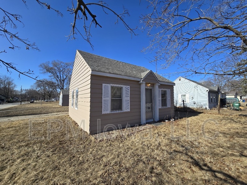 158 S Roosevelt Rd in Evansdale, IA - Foto de edificio