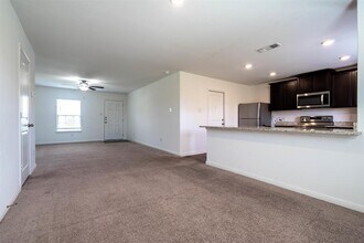 128 Maywood Ln in Jarrell, TX - Foto de edificio - Building Photo