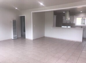 5461 Kingsley St in Montclair, CA - Foto de edificio - Building Photo