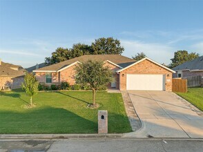 3733 Cecelia Ln in Forest Hill, TX - Foto de edificio - Building Photo