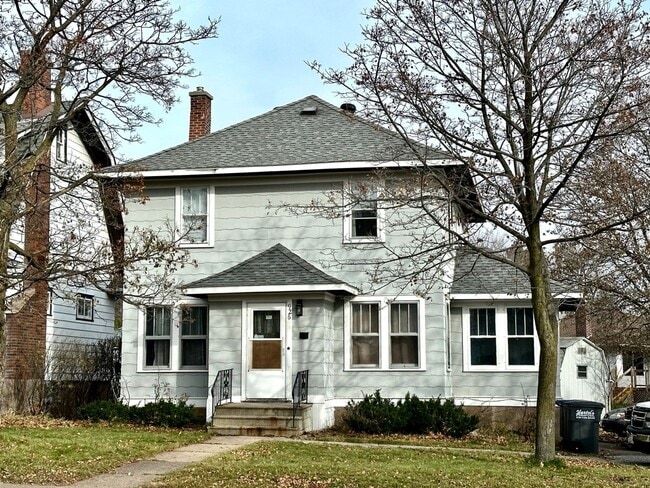 property at 926 N 19th Ave E