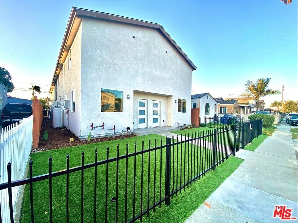 831 E 83rd St, Unit 3 in Los Angeles, CA - Foto de edificio