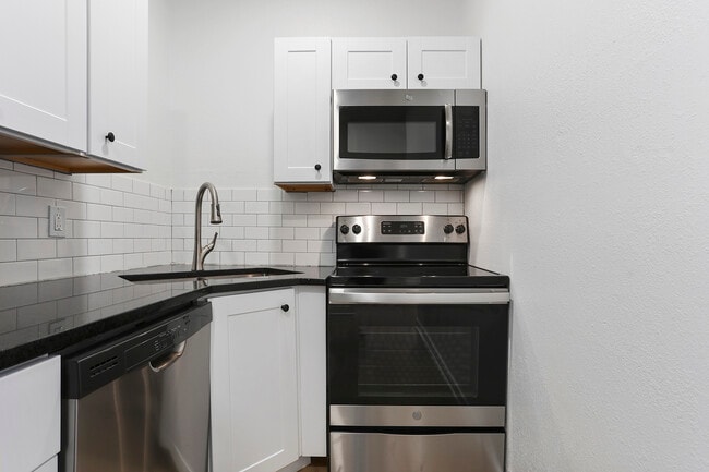 Oasis on Linwood in Kansas City, MO - Building Photo - Building Photo
