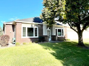 12022 Vermillion St NE in Blaine, MN - Foto de edificio - Building Photo