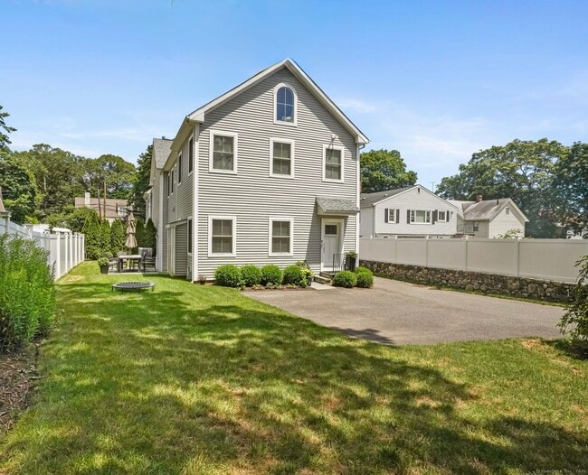74 Forest St in New Canaan, CT - Building Photo - Building Photo