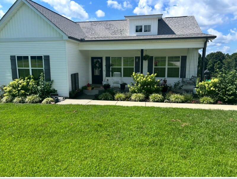 859 Hooper Rd in Charlotte, TN - Foto de edificio