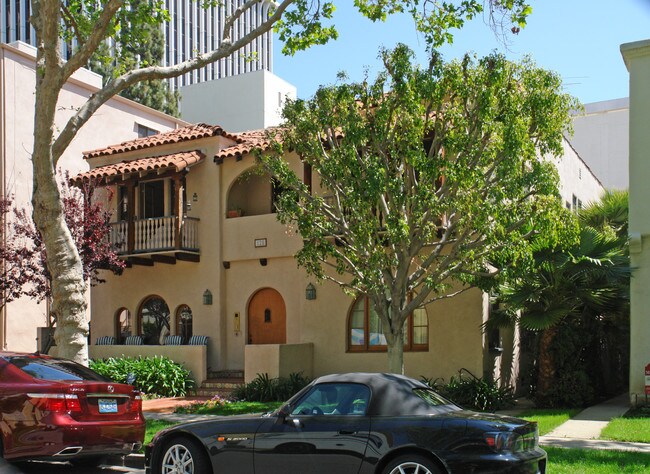 128 S OAKHURST Dr in Beverly Hills, CA - Building Photo - Building Photo