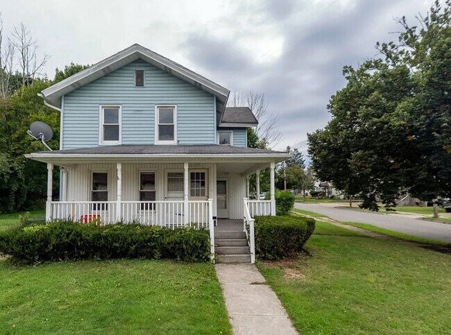 102 Sampson St, Unit Lower in Jamestown, NY - Foto de edificio - Building Photo