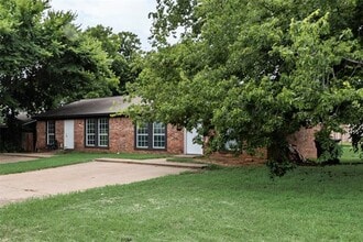 1000 S Mary St in Arlington, TX - Building Photo - Building Photo
