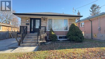 25 Lynnbrook Dr in Toronto, ON - Building Photo