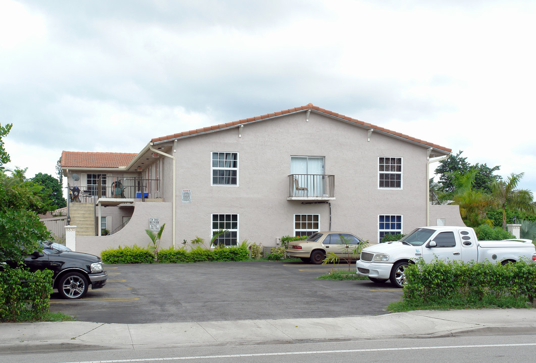 Seven Palms Apartemnts in Coral Springs, FL - Building Photo