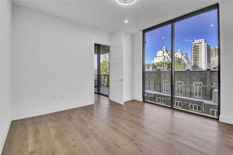 2425 Peachtree Rd NE in Atlanta, GA - Foto de edificio - Building Photo