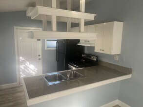 412 NW 23rd Ct, Unit 410 in Miami, FL - Building Photo - Building Photo