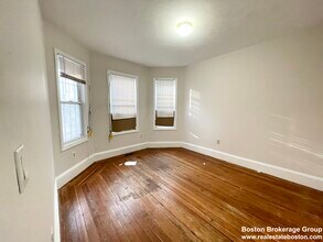 733 Parker St, Unit 1 in Boston, MA - Foto de edificio - Building Photo