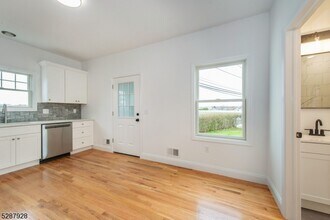 17 N Weiss St, Unit 1 in Manville, NJ - Foto de edificio - Building Photo