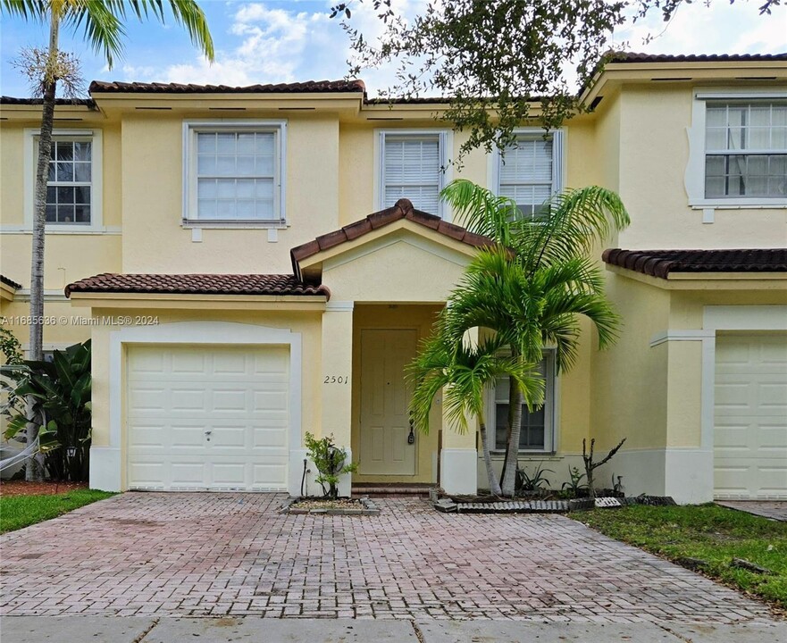 2501 NE 41st Pl in Homestead, FL - Foto de edificio