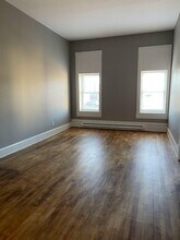 19 W Central St, Unit 1 in Chippewa Falls, WI - Foto de edificio - Building Photo