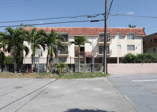 Salzedo Plaza in Miami, FL - Building Photo - Building Photo